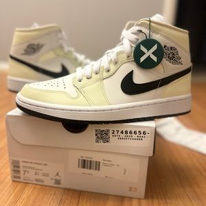Air Jordan 1 mid Coconut Milk